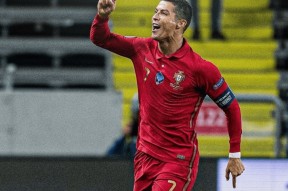 关于费德勒在FPX比赛中惊险取胜，突破纪录引发热议！的信息