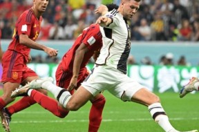 九游娱乐-詹姆斯关键节点精彩发挥，西班牙队带队取胜！的简单介绍