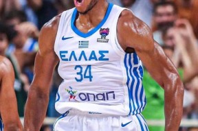 包含字母哥回归赛场，高光表现首场状态亮眼，TL观众沸腾！的词条